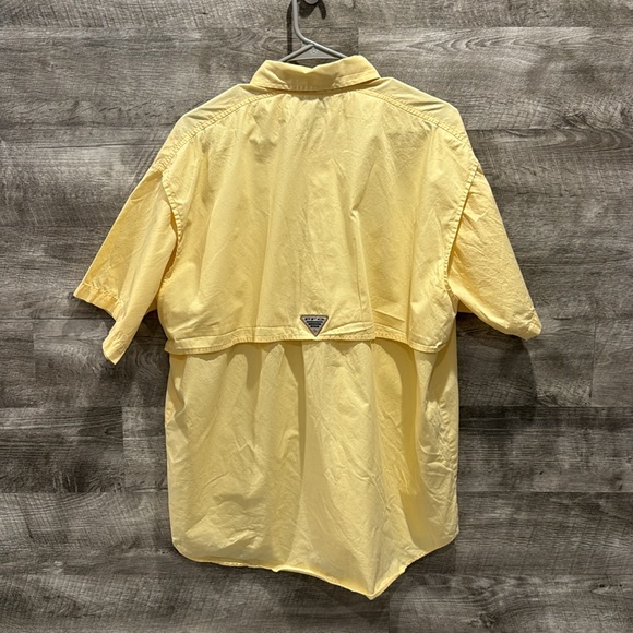 Columbia Pre loved Men Shirt in yellow in good condition. Size medium. - Picture 6 of 7